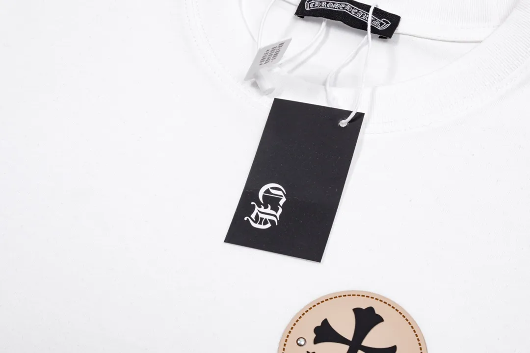 P200 CHROME HEARTS LoGo is fashionable and elegant, with a dropped shoulder style. The fabric is made of 26s double-yarn combed cotton compact spinning yarn with a weight of 280. It is matched with 1*1 Salona rib. The fabric is fermented and has a loose fit. Color: White Size: S～XXL